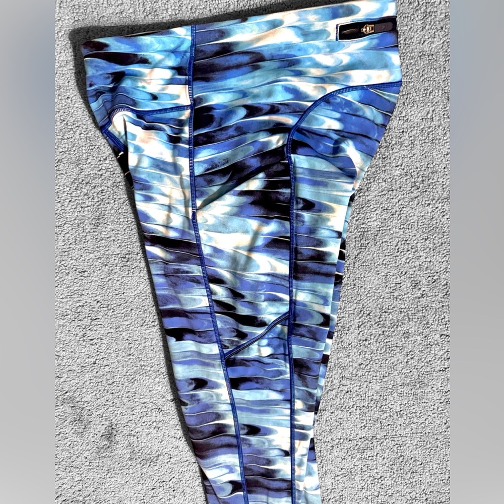 Lululemon Size 4 speed up crop legging in Tidal Multi - Picture 4 of 5